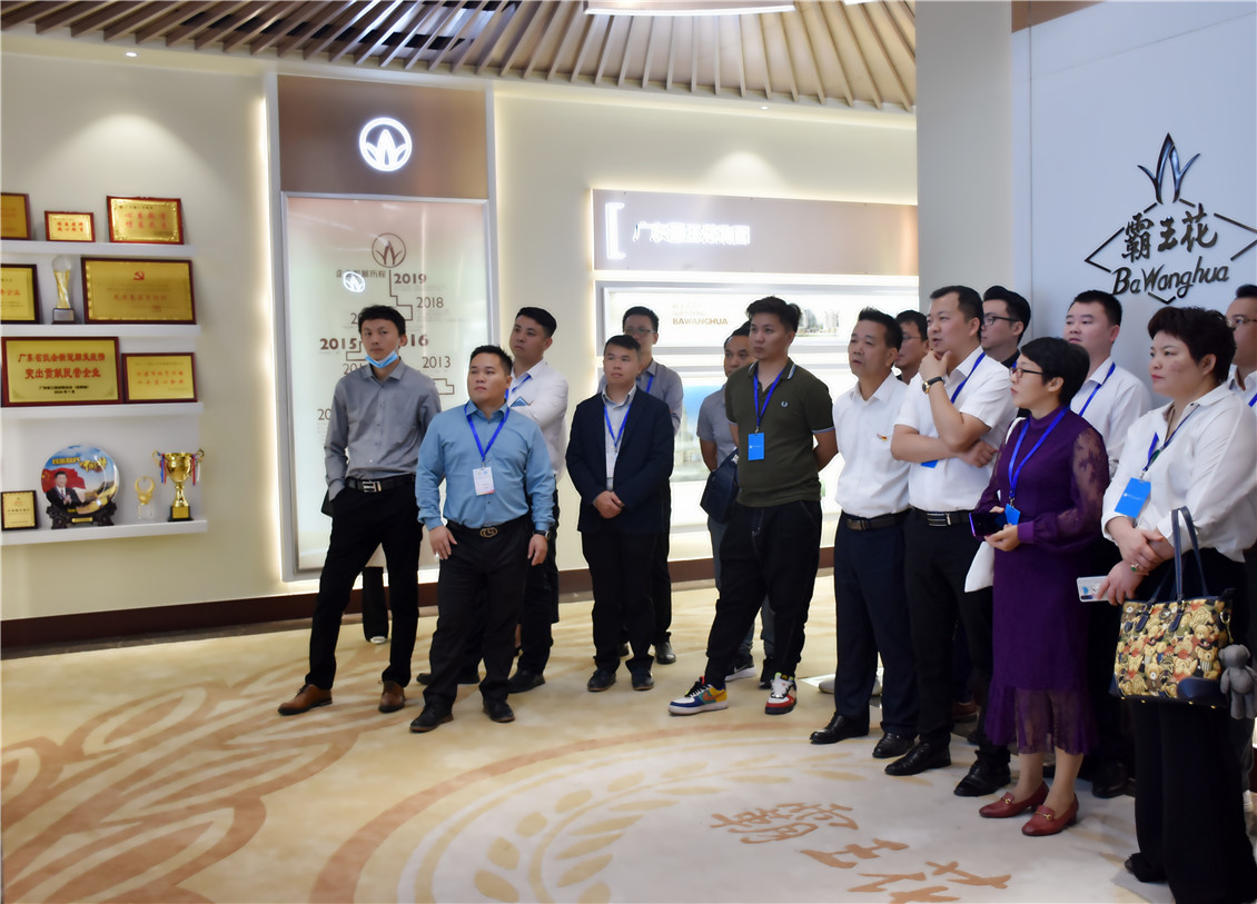 1603845872764592.jpg 1 章航會(huì)長(zhǎng)一行觀看企業(yè)宣傳片.jpg