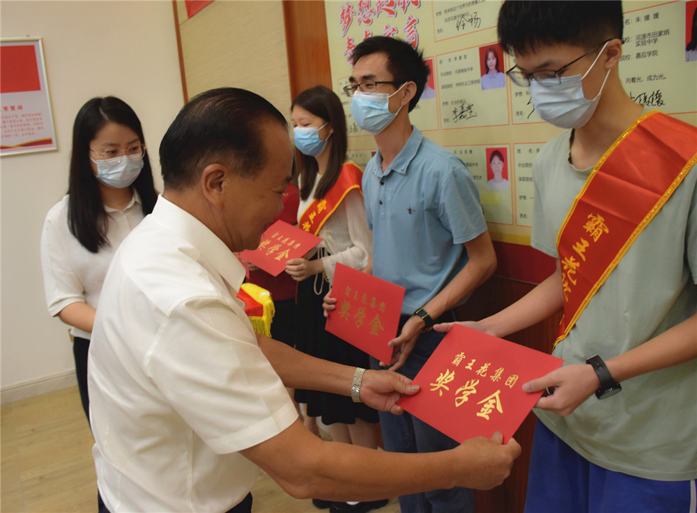 1630316793900489.jpg 董事長頒發獎學金.jpg