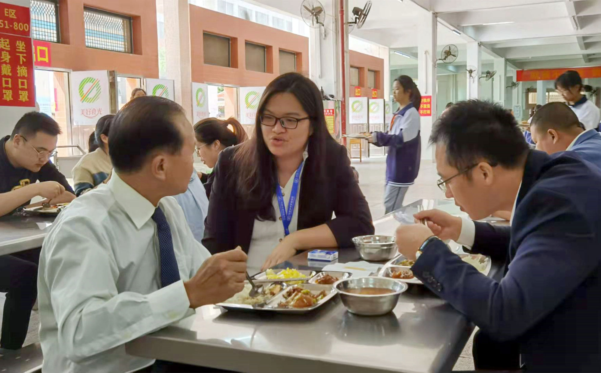 1634691596540549.jpg 集團董事長朱日楊與教師-(2).jpg